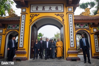 Thủ tướng Phạm Minh Chính cùng Thủ tướng Ethiopia thăm chùa Trấn Quốc